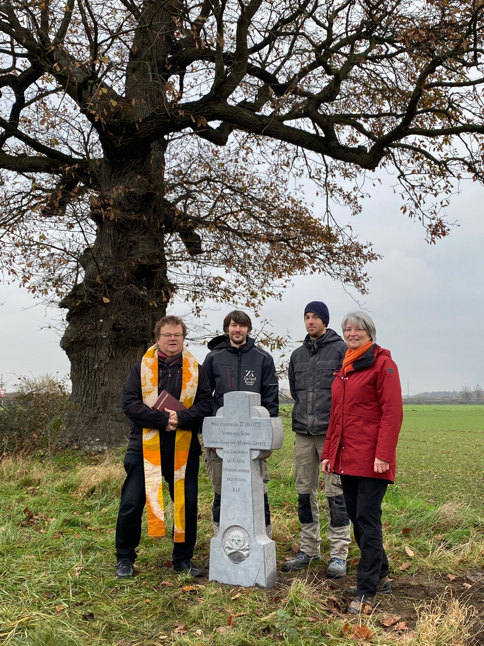 Mordkreuz_18.jpg Auf dem Foto von links: Pfarrer Ludger Möers, Benedict Zachlod, Christopher Basham, Lonie Lambertz