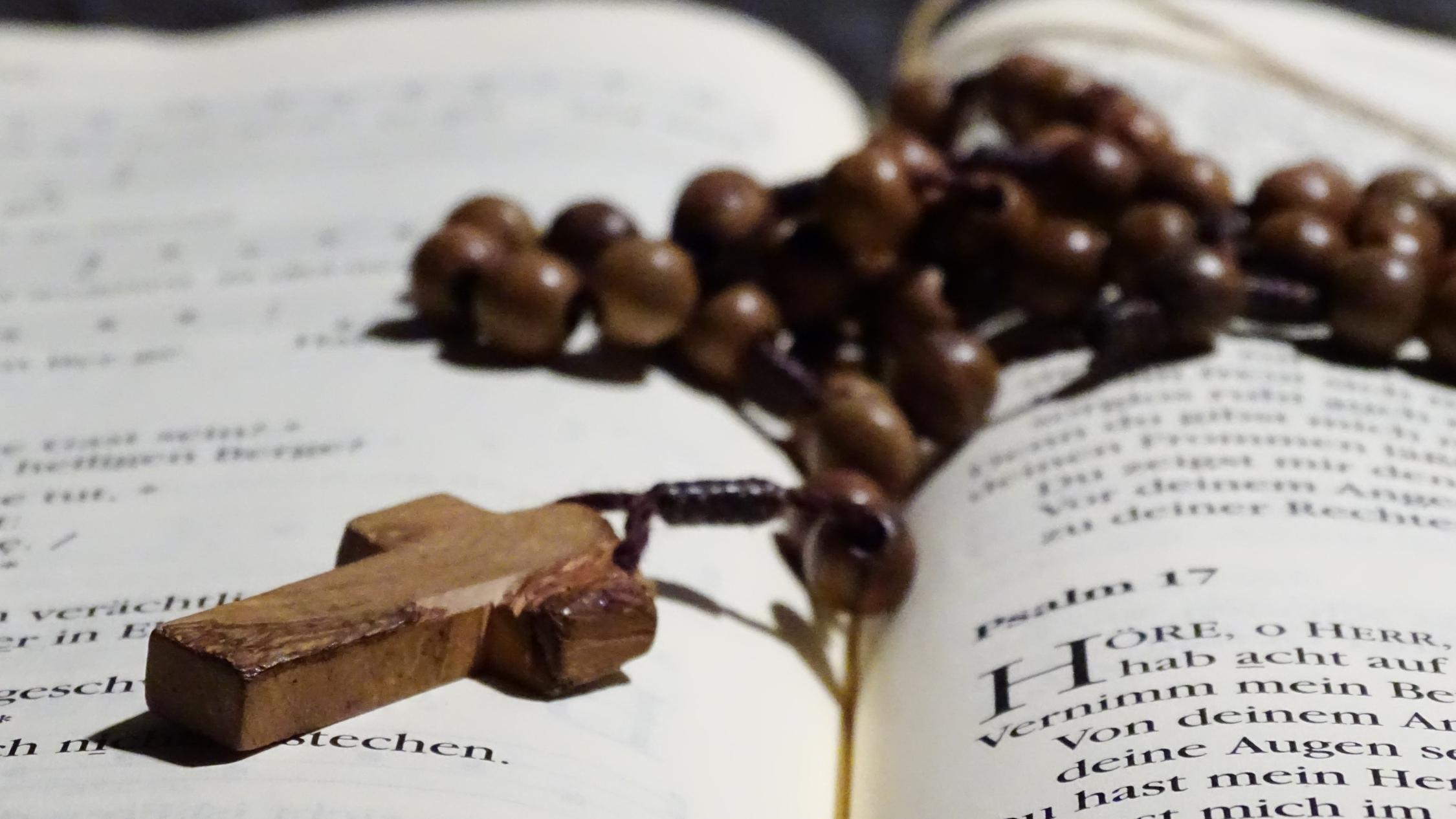 rosary-6136775_by_pumukel_pixabay_pfarrbriefservice