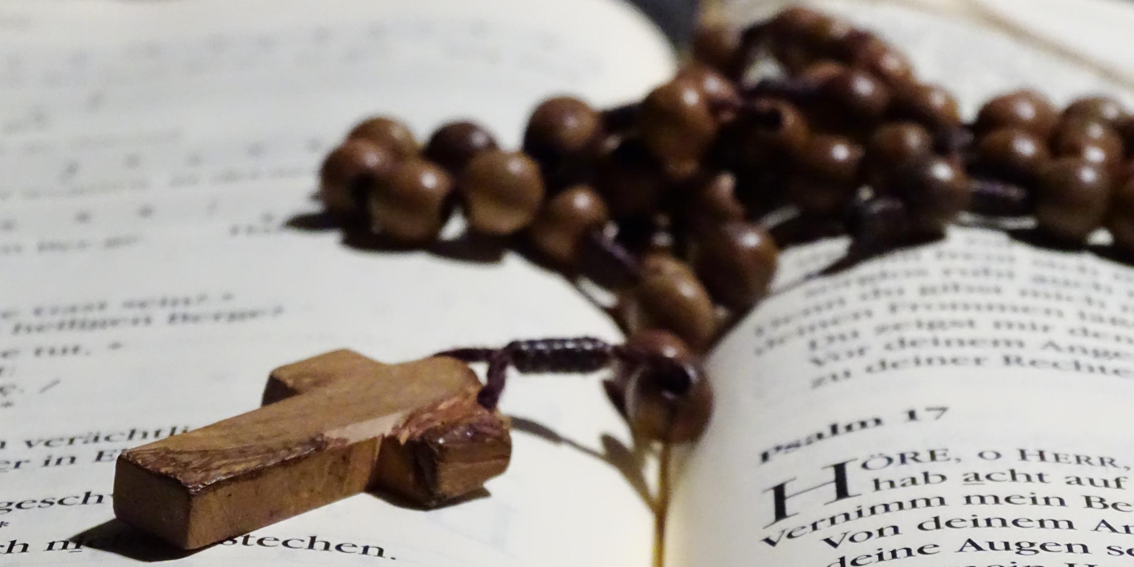 rosary-6136775_by_pumukel_pixabay_pfarrbriefservice