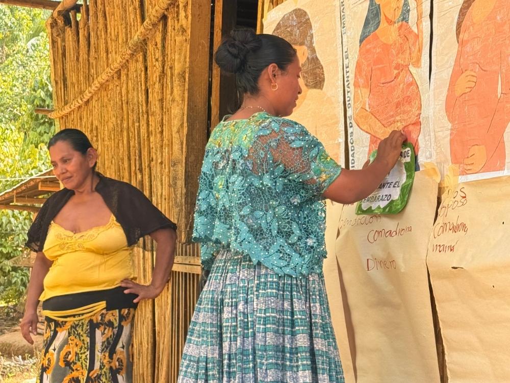 Schwangere Frauen und Mütter lernen, wie sie sich und ihre Kinder gut ernähren können. Mangel- und Unterernährung sind dank der Arbeit der Caritas in der Region in den letzten Jahren stark zurückgegangen.