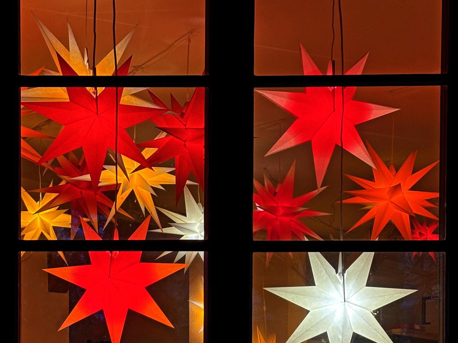 sternenfenster_by_Christiane_Raabe_pfarrbriefservice