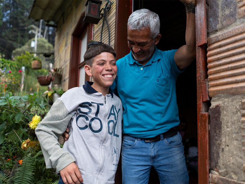 Im Sternsingerprojekt Benposta in der kolumbianischen Hauptstadt Bogotá haben Yeider und Dayana Zuflucht vor der Gewalt und Armut in ihrem Viertel gefunden. Gemeinsam mit den anderen Kindern und Jugendlichen im Projekt setzen sie sich für ein friedliches Zusammenleben ein, das auf Nächstenliebe, gegenseitigem Respekt und der Wahrung der Kinderrechte gründet.