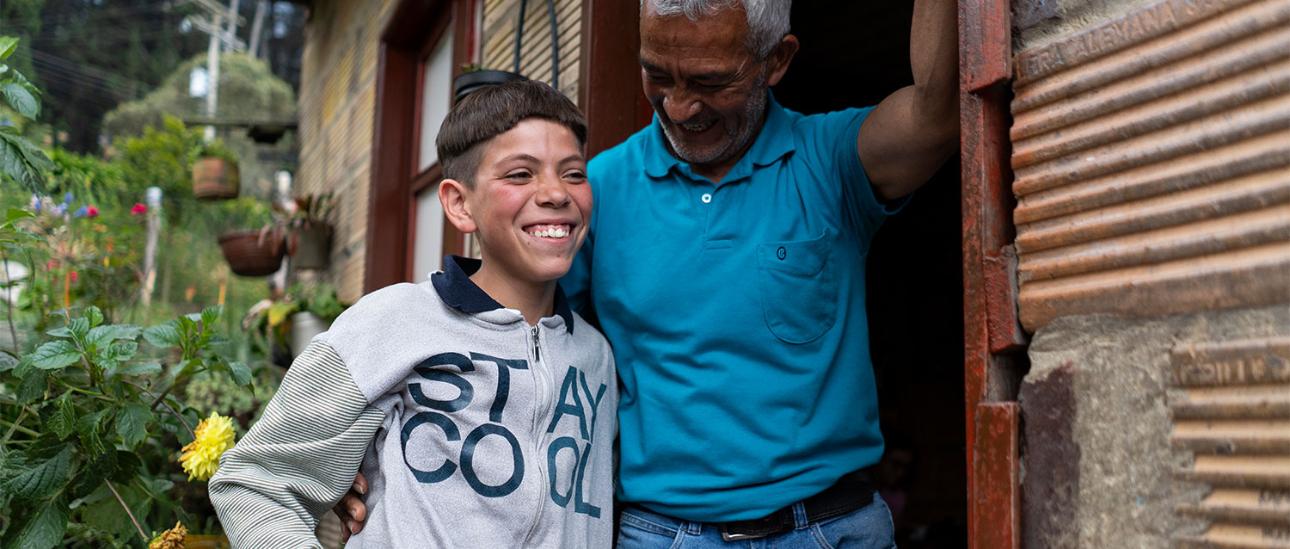 Im Sternsingerprojekt Benposta in der kolumbianischen Hauptstadt Bogotá haben Yeider und Dayana Zuflucht vor der Gewalt und Armut in ihrem Viertel gefunden. Gemeinsam mit den anderen Kindern und Jugendlichen im Projekt setzen sie sich für ein friedliches Zusammenleben ein, das auf Nächstenliebe, gegenseitigem Respekt und der Wahrung der Kinderrechte gründet.