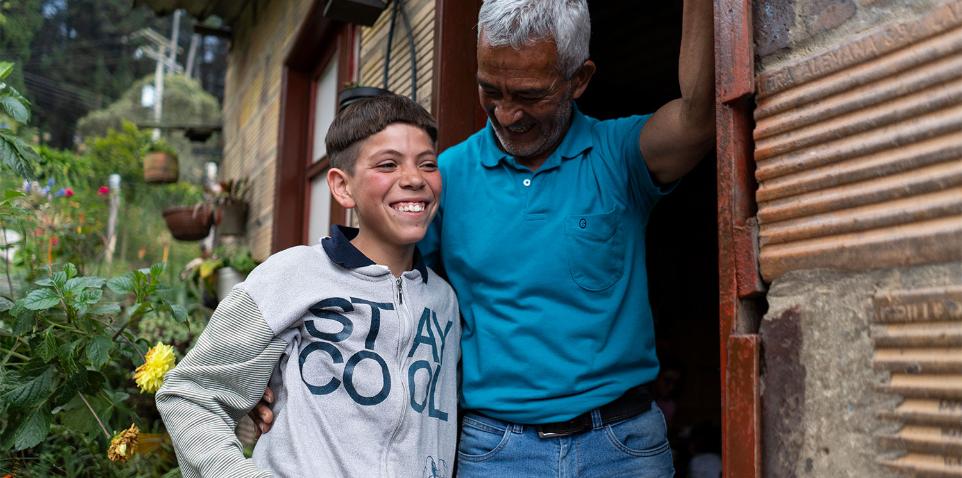 Im Sternsingerprojekt Benposta in der kolumbianischen Hauptstadt Bogotá haben Yeider und Dayana Zuflucht vor der Gewalt und Armut in ihrem Viertel gefunden. Gemeinsam mit den anderen Kindern und Jugendlichen im Projekt setzen sie sich für ein friedliches Zusammenleben ein, das auf Nächstenliebe, gegenseitigem Respekt und der Wahrung der Kinderrechte gründet.