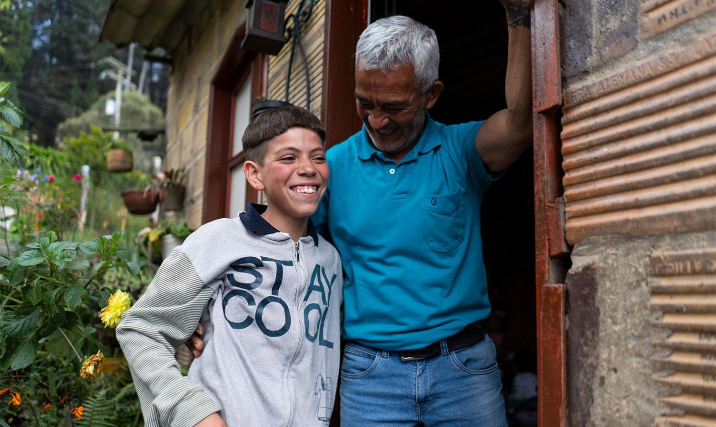 Im Sternsingerprojekt Benposta in der kolumbianischen Hauptstadt Bogotá haben Yeider und Dayana Zuflucht vor der Gewalt und Armut in ihrem Viertel gefunden. Gemeinsam mit den anderen Kindern und Jugendlichen im Projekt setzen sie sich für ein friedliches Zusammenleben ein, das auf Nächstenliebe, gegenseitigem Respekt und der Wahrung der Kinderrechte gründet.