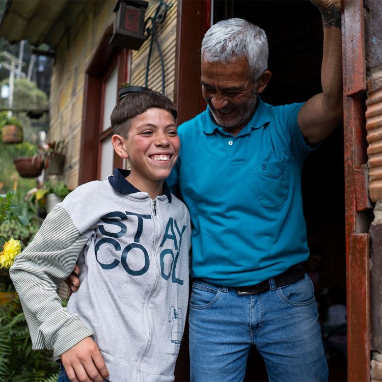 Im Sternsingerprojekt Benposta in der kolumbianischen Hauptstadt Bogotá haben Yeider und Dayana Zuflucht vor der Gewalt und Armut in ihrem Viertel gefunden. Gemeinsam mit den anderen Kindern und Jugendlichen im Projekt setzen sie sich für ein friedliches Zusammenleben ein, das auf Nächstenliebe, gegenseitigem Respekt und der Wahrung der Kinderrechte gründet.
