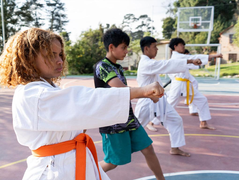 Nachmittags können die Mädchen und Jungen bei Benposta zwischen verschiedenen Freizeitangeboten wählen: neben Gartenarbeit, Karate, Trommeln oder Tanz gibt es auch einen Workshop, in dem sie gemeinsam Armbänder herstellen. In einer Nähwerkstatt entwerfen sie ihre eigene Kleidung oder Kostüme für Theater- und Tanzaufführungen.