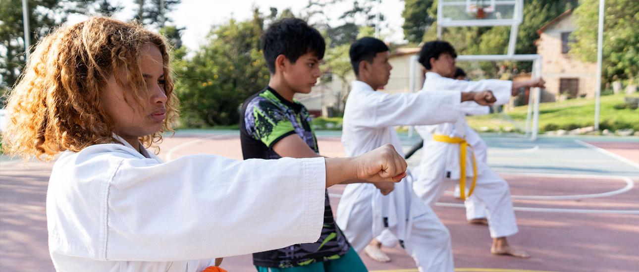 Nachmittags können die Mädchen und Jungen bei Benposta zwischen verschiedenen Freizeitangeboten wählen: neben Gartenarbeit, Karate, Trommeln oder Tanz gibt es auch einen Workshop, in dem sie gemeinsam Armbänder herstellen. In einer Nähwerkstatt entwerfen sie ihre eigene Kleidung oder Kostüme für Theater- und Tanzaufführungen.