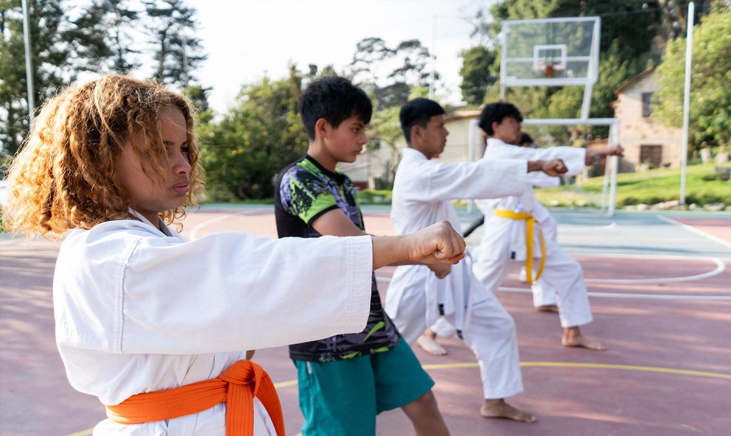 Nachmittags können die Mädchen und Jungen bei Benposta zwischen verschiedenen Freizeitangeboten wählen: neben Gartenarbeit, Karate, Trommeln oder Tanz gibt es auch einen Workshop, in dem sie gemeinsam Armbänder herstellen. In einer Nähwerkstatt entwerfen sie ihre eigene Kleidung oder Kostüme für Theater- und Tanzaufführungen.