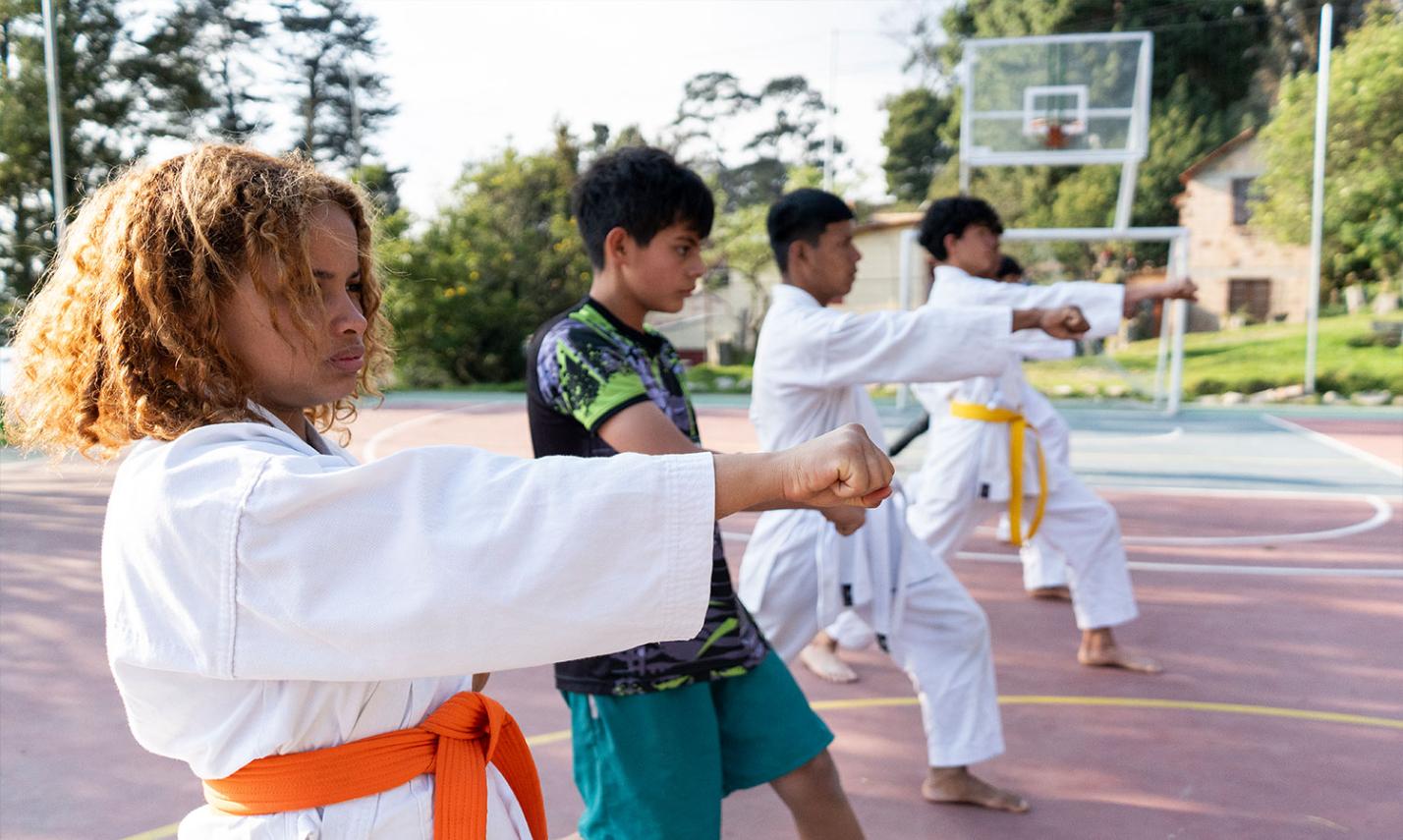 Nachmittags können die Mädchen und Jungen bei Benposta zwischen verschiedenen Freizeitangeboten wählen: neben Gartenarbeit, Karate, Trommeln oder Tanz gibt es auch einen Workshop, in dem sie gemeinsam Armbänder herstellen. In einer Nähwerkstatt entwerfen sie ihre eigene Kleidung oder Kostüme für Theater- und Tanzaufführungen.