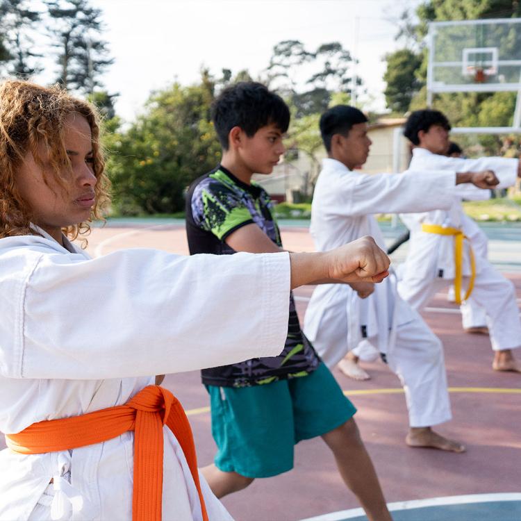 Nachmittags können die Mädchen und Jungen bei Benposta zwischen verschiedenen Freizeitangeboten wählen: neben Gartenarbeit, Karate, Trommeln oder Tanz gibt es auch einen Workshop, in dem sie gemeinsam Armbänder herstellen. In einer Nähwerkstatt entwerfen sie ihre eigene Kleidung oder Kostüme für Theater- und Tanzaufführungen.