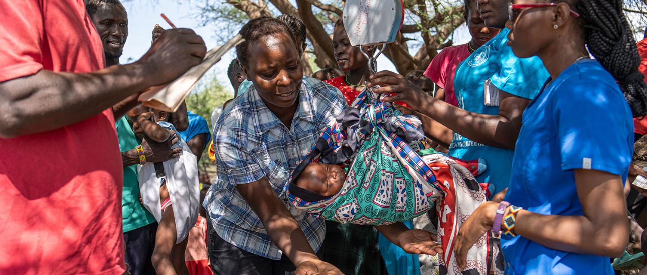 Die Gemeinschaft Sankt Paul der Apostel kümmert sich in der von Wetterextremen geprägten Region Turkana im Norden Kenias um die Gesundheitsversorgung von Kindern und schwangeren Frauen. Sie organisiert Projekte zur Ernährungssicherheit und betreibt Schulen. Ihre Arbeit trägt entscheidend dazu bei, die Kinderrechte auf Gesundheit, Ernährung und Bildung zu gewährleisten.