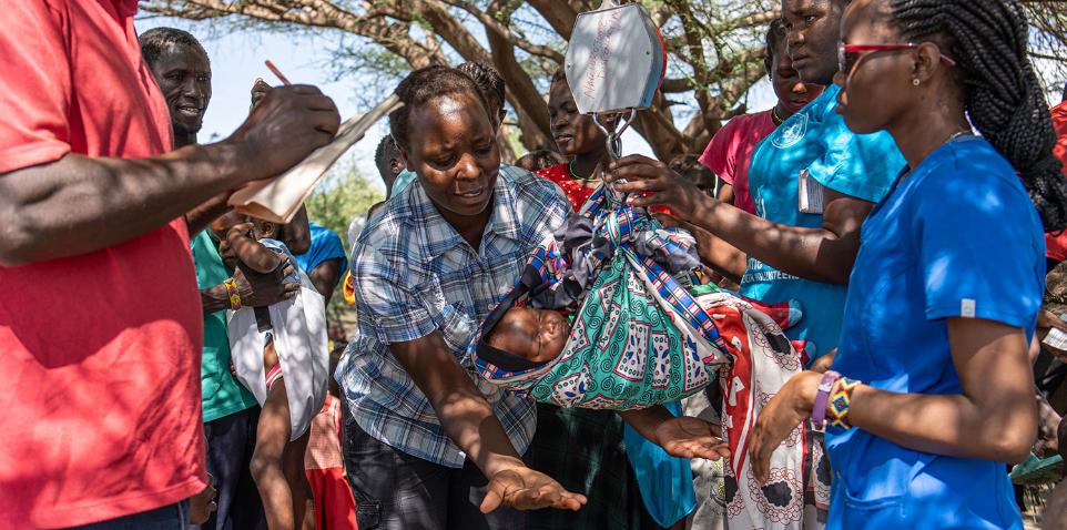 Die Gemeinschaft Sankt Paul der Apostel kümmert sich in der von Wetterextremen geprägten Region Turkana im Norden Kenias um die Gesundheitsversorgung von Kindern und schwangeren Frauen. Sie organisiert Projekte zur Ernährungssicherheit und betreibt Schulen. Ihre Arbeit trägt entscheidend dazu bei, die Kinderrechte auf Gesundheit, Ernährung und Bildung zu gewährleisten.
