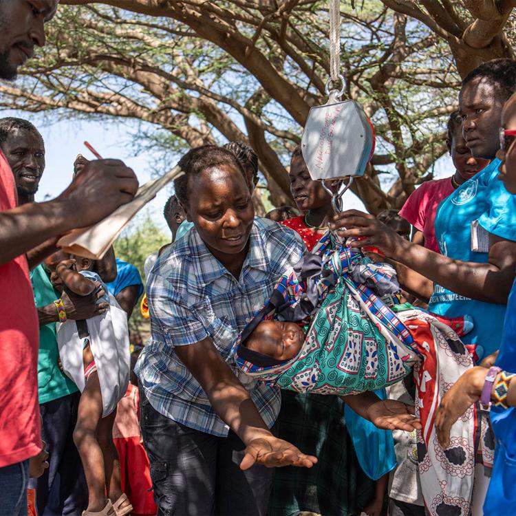 Die Gemeinschaft Sankt Paul der Apostel kümmert sich in der von Wetterextremen geprägten Region Turkana im Norden Kenias um die Gesundheitsversorgung von Kindern und schwangeren Frauen. Sie organisiert Projekte zur Ernährungssicherheit und betreibt Schulen. Ihre Arbeit trägt entscheidend dazu bei, die Kinderrechte auf Gesundheit, Ernährung und Bildung zu gewährleisten.