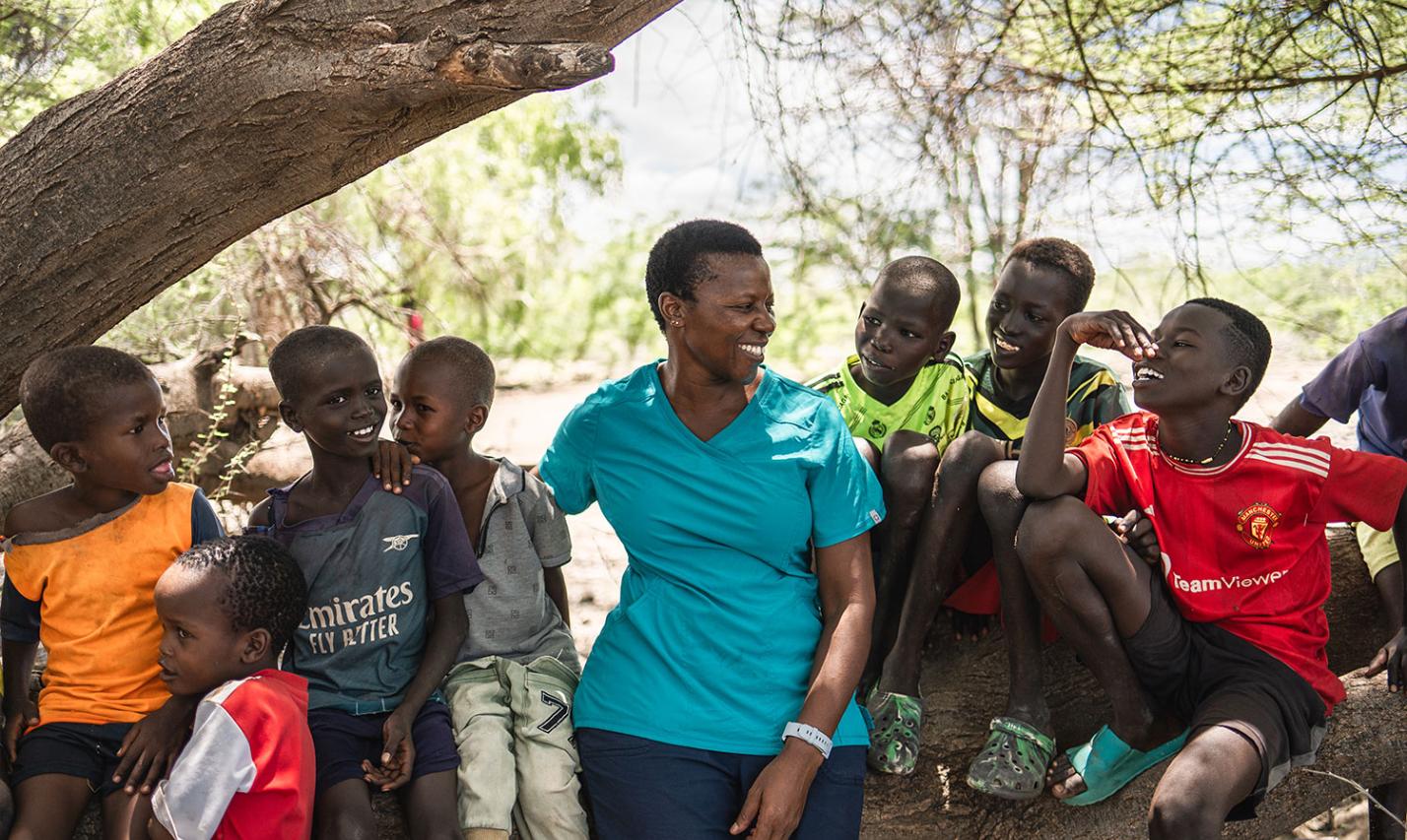 „Traditionell existieren hier keine Kinderrechte“, erklärt Sternsinger-Projektpartnerin Schwester Scholastica Wamalwa. „Wir erklären den Eltern, dass Kinder ein Recht darauf haben, zur Schule zu gehen oder das Recht, zu spielen. Dieses Bewusstsein setzt sich langsam durch, wenn wir die Gemeinschaft weiter aufklären.“