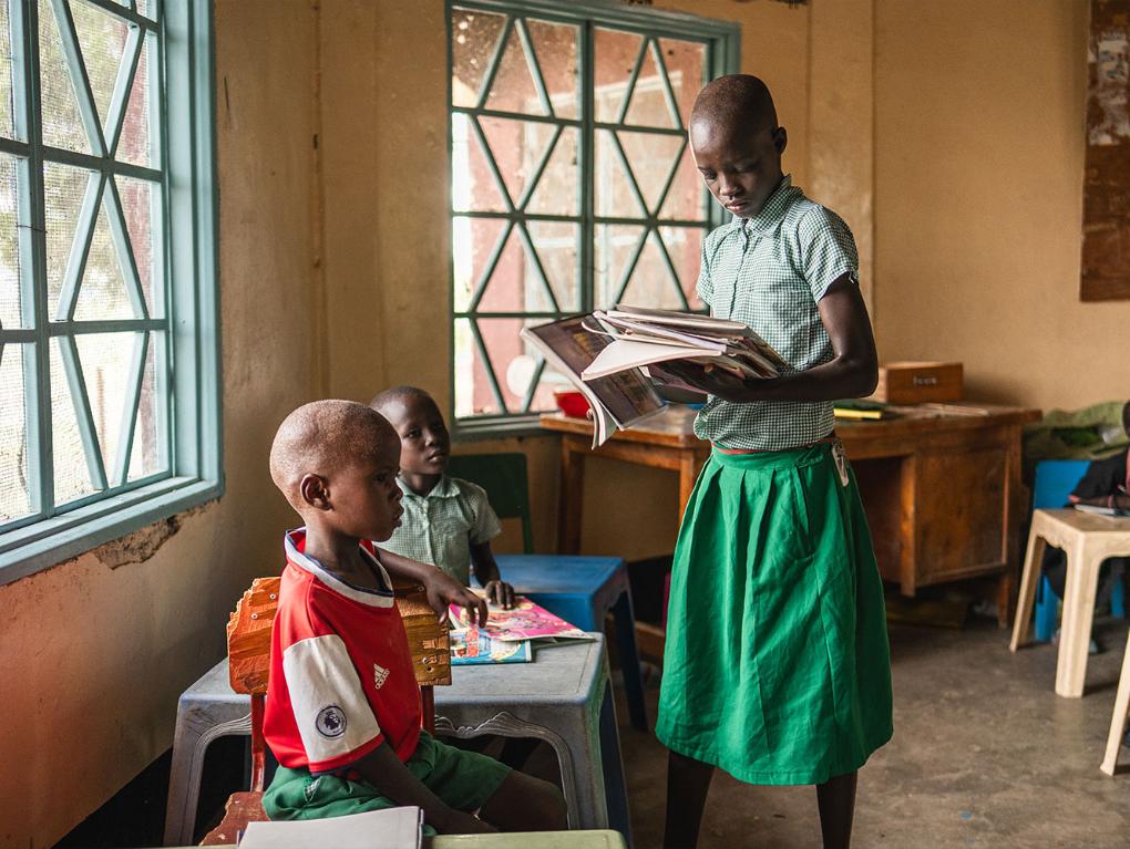 272 Mädchen und Jungen von der Vorschule bis zur siebten Klasse lernen und leben derzeit in der Internatsschule „Unsere Königin des Friedens“ in Todonyang, im Norden der Turkana. „Wir möchten den Kindern Bildung ermöglichen, damit sie ihr Leben selbstbestimmt in die Hand nehmen können“, erklärt Schuldirektor Ochieng Owiye.