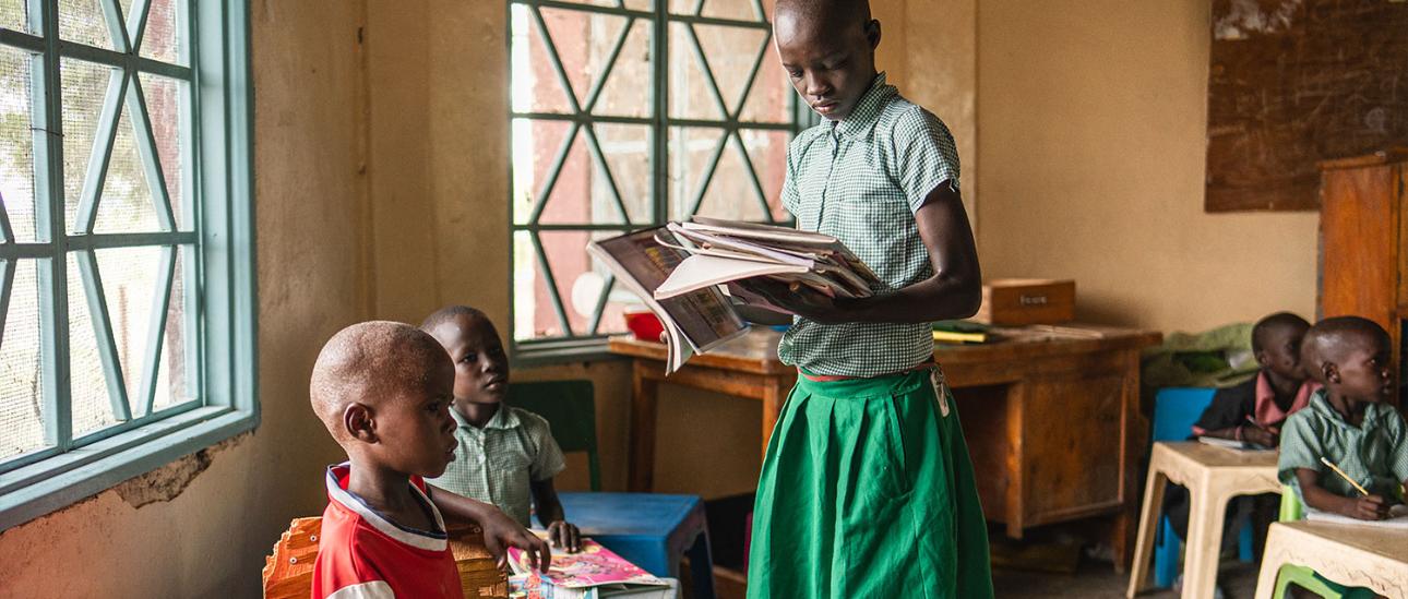 272 Mädchen und Jungen von der Vorschule bis zur siebten Klasse lernen und leben derzeit in der Internatsschule „Unsere Königin des Friedens“ in Todonyang, im Norden der Turkana. „Wir möchten den Kindern Bildung ermöglichen, damit sie ihr Leben selbstbestimmt in die Hand nehmen können“, erklärt Schuldirektor Ochieng Owiye.