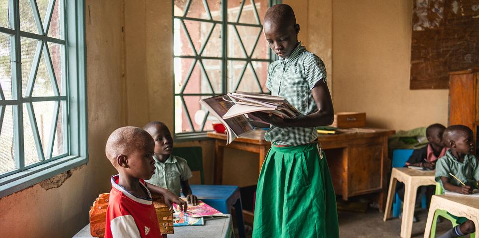 272 Mädchen und Jungen von der Vorschule bis zur siebten Klasse lernen und leben derzeit in der Internatsschule „Unsere Königin des Friedens“ in Todonyang, im Norden der Turkana. „Wir möchten den Kindern Bildung ermöglichen, damit sie ihr Leben selbstbestimmt in die Hand nehmen können“, erklärt Schuldirektor Ochieng Owiye.