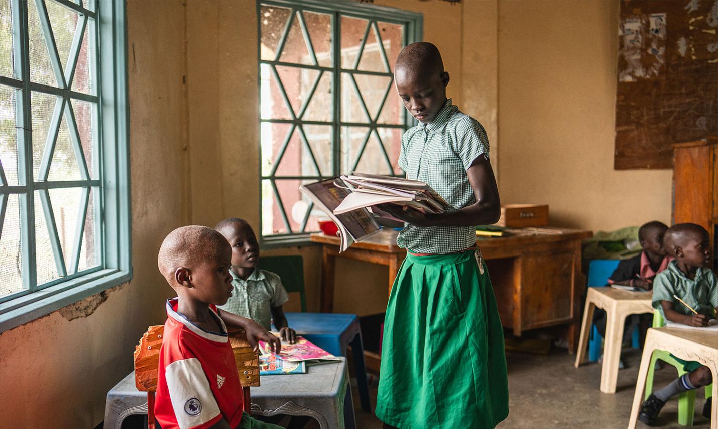272 Mädchen und Jungen von der Vorschule bis zur siebten Klasse lernen und leben derzeit in der Internatsschule „Unsere Königin des Friedens“ in Todonyang, im Norden der Turkana. „Wir möchten den Kindern Bildung ermöglichen, damit sie ihr Leben selbstbestimmt in die Hand nehmen können“, erklärt Schuldirektor Ochieng Owiye.