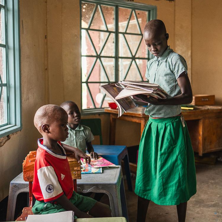 272 Mädchen und Jungen von der Vorschule bis zur siebten Klasse lernen und leben derzeit in der Internatsschule „Unsere Königin des Friedens“ in Todonyang, im Norden der Turkana. „Wir möchten den Kindern Bildung ermöglichen, damit sie ihr Leben selbstbestimmt in die Hand nehmen können“, erklärt Schuldirektor Ochieng Owiye.