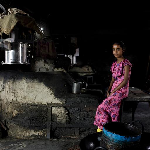 Nour an ihrem früheren Arbeitsplatz. Hier musste sie nach der Trennung ihrer Eltern arbeiten, bevor der Sternsinger-Projektpartner sie aus der Arbeit befreite.