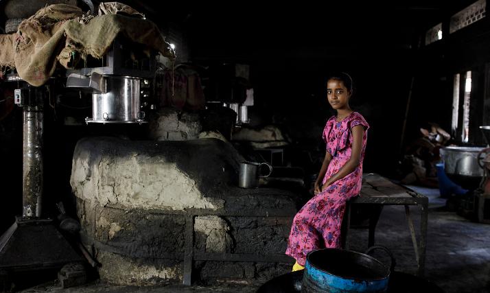 Nour an ihrem früheren Arbeitsplatz. Hier musste sie nach der Trennung ihrer Eltern arbeiten, bevor der Sternsinger-Projektpartner sie aus der Arbeit befreite.