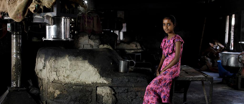 Nour an ihrem früheren Arbeitsplatz. Hier musste sie nach der Trennung ihrer Eltern arbeiten, bevor der Sternsinger-Projektpartner sie aus der Arbeit befreite.