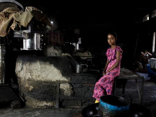 Nour an ihrem früheren Arbeitsplatz. Hier musste sie nach der Trennung ihrer Eltern arbeiten, bevor der Sternsinger-Projektpartner sie aus der Arbeit befreite.