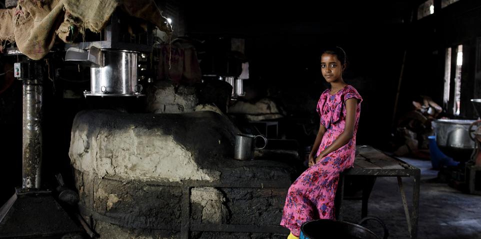 Nour an ihrem früheren Arbeitsplatz. Hier musste sie nach der Trennung ihrer Eltern arbeiten, bevor der Sternsinger-Projektpartner sie aus der Arbeit befreite.