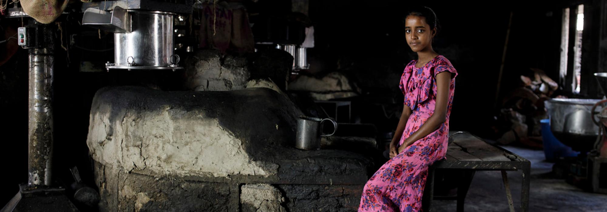 Nour an ihrem früheren Arbeitsplatz. Hier musste sie nach der Trennung ihrer Eltern arbeiten, bevor der Sternsinger-Projektpartner sie aus der Arbeit befreite.