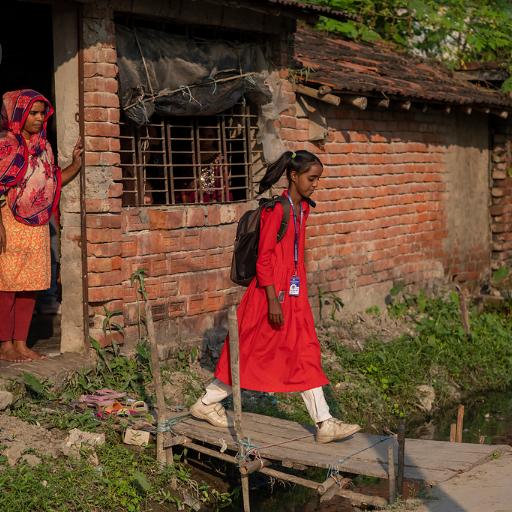 Jeden Morgen verabschiedet Nour sich von ihrer Mutter und macht sich auf den Weg zur Schule. Sie geht gerne dorthin. Lernen macht ihr Spaß. Dank der Unterrichtsvorbereitung im ARKTF-Zentrum kommt sie im Unterricht gut mit.