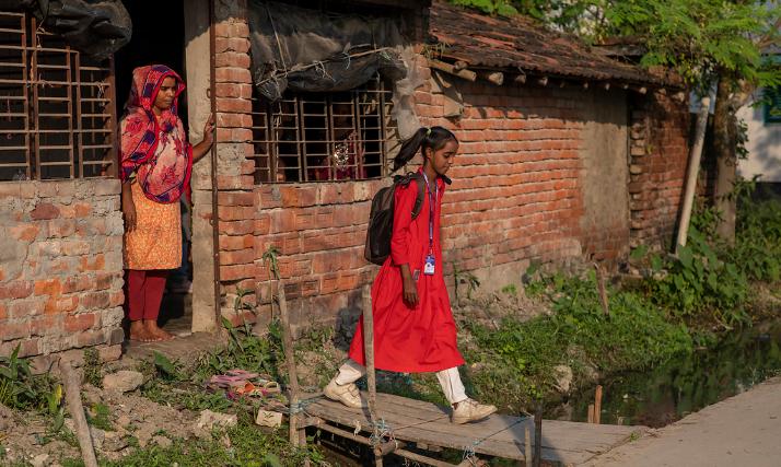 Jeden Morgen verabschiedet Nour sich von ihrer Mutter und macht sich auf den Weg zur Schule. Sie geht gerne dorthin. Lernen macht ihr Spaß. Dank der Unterrichtsvorbereitung im ARKTF-Zentrum kommt sie im Unterricht gut mit.
