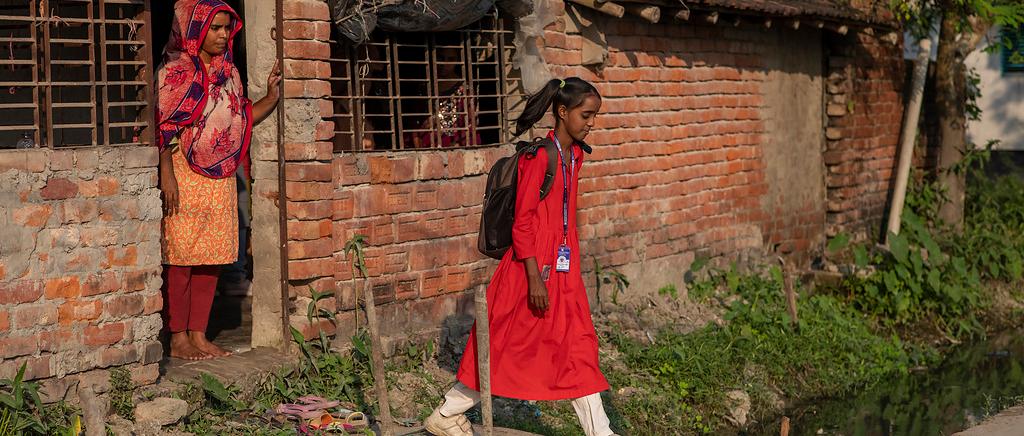 Jeden Morgen verabschiedet Nour sich von ihrer Mutter und macht sich auf den Weg zur Schule. Sie geht gerne dorthin. Lernen macht ihr Spaß. Dank der Unterrichtsvorbereitung im ARKTF-Zentrum kommt sie im Unterricht gut mit.