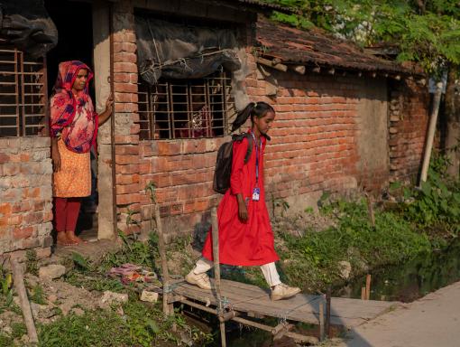 Jeden Morgen verabschiedet Nour sich von ihrer Mutter und macht sich auf den Weg zur Schule. Sie geht gerne dorthin. Lernen macht ihr Spaß. Dank der Unterrichtsvorbereitung im ARKTF-Zentrum kommt sie im Unterricht gut mit.
