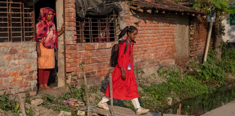 Jeden Morgen verabschiedet Nour sich von ihrer Mutter und macht sich auf den Weg zur Schule. Sie geht gerne dorthin. Lernen macht ihr Spaß. Dank der Unterrichtsvorbereitung im ARKTF-Zentrum kommt sie im Unterricht gut mit.