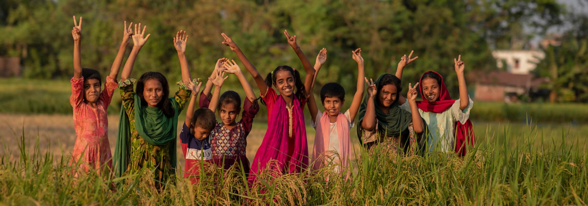 Am Wochenende spielt Nour mit ihren Freundinnen und mit Nachbarskindern gerne im Reisfeld. Es liegt am Rand ihres Viertels.