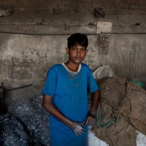 Auch Tazim musste schwer arbeiten, bevor er von Mitarbeitenden des Sternsinger-Partners ARKTF befreit wurde. Er war zehn, als er begann, in einer Werkstatt für Aluminiumprodukte zu arbeiten.
