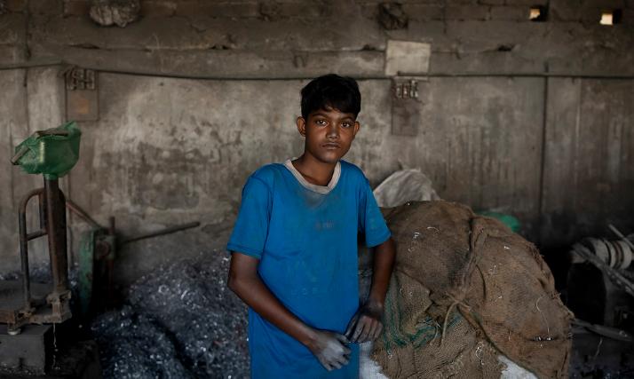 Auch Tazim musste schwer arbeiten, bevor er von Mitarbeitenden des Sternsinger-Partners ARKTF befreit wurde. Er war zehn, als er begann, in einer Werkstatt für Aluminiumprodukte zu arbeiten.