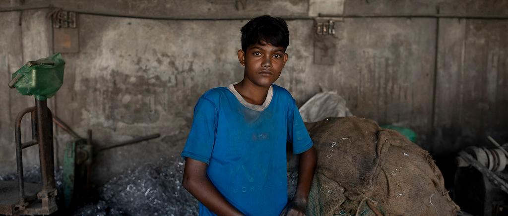 Auch Tazim musste schwer arbeiten, bevor er von Mitarbeitenden des Sternsinger-Partners ARKTF befreit wurde. Er war zehn, als er begann, in einer Werkstatt für Aluminiumprodukte zu arbeiten.