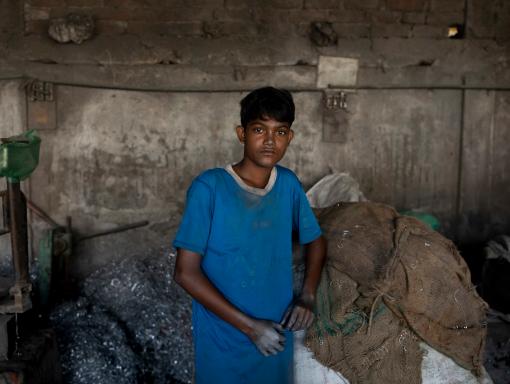 Auch Tazim musste schwer arbeiten, bevor er von Mitarbeitenden des Sternsinger-Partners ARKTF befreit wurde. Er war zehn, als er begann, in einer Werkstatt für Aluminiumprodukte zu arbeiten.