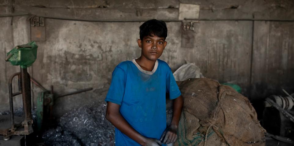 Auch Tazim musste schwer arbeiten, bevor er von Mitarbeitenden des Sternsinger-Partners ARKTF befreit wurde. Er war zehn, als er begann, in einer Werkstatt für Aluminiumprodukte zu arbeiten.