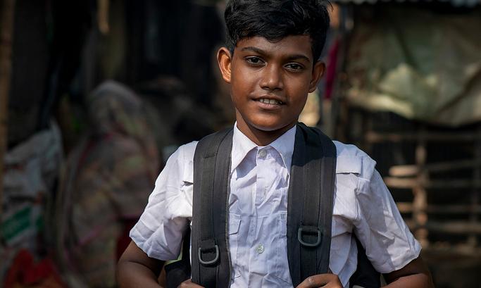 Heute kann der zwölfjährige Junge dank der Unterstützung des Sternsinger-Partners ARKTF wieder in die Schule gehen.