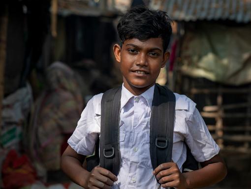 Heute kann der zwölfjährige Junge dank der Unterstützung des Sternsinger-Partners ARKTF wieder in die Schule gehen.