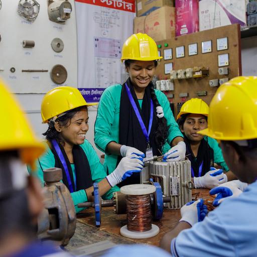 Rina (17) macht eine Ausbildung zur Elektrikerin im Zentrum des Sternsinger-Partners Caritas Bangladesch.