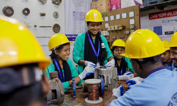 Rina (17) macht eine Ausbildung zur Elektrikerin im Zentrum des Sternsinger-Partners Caritas Bangladesch.