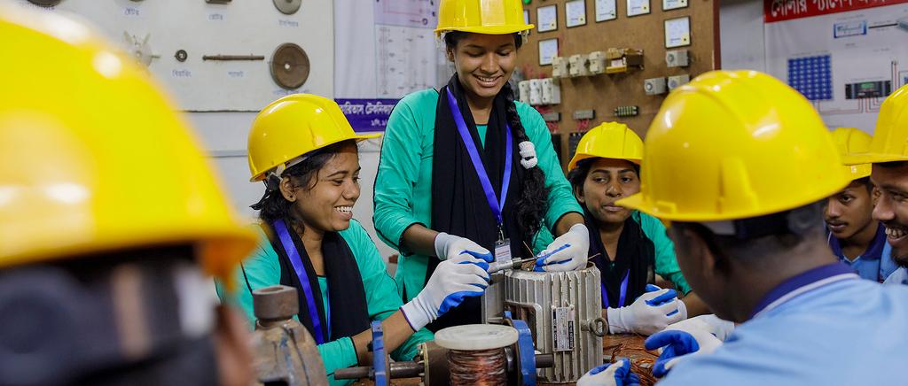 Rina (17) macht eine Ausbildung zur Elektrikerin im Zentrum des Sternsinger-Partners Caritas Bangladesch.