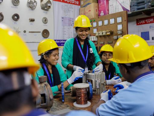 Rina (17) macht eine Ausbildung zur Elektrikerin im Zentrum des Sternsinger-Partners Caritas Bangladesch.