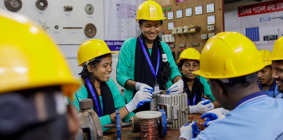 Rina (17) macht eine Ausbildung zur Elektrikerin im Zentrum des Sternsinger-Partners Caritas Bangladesch.