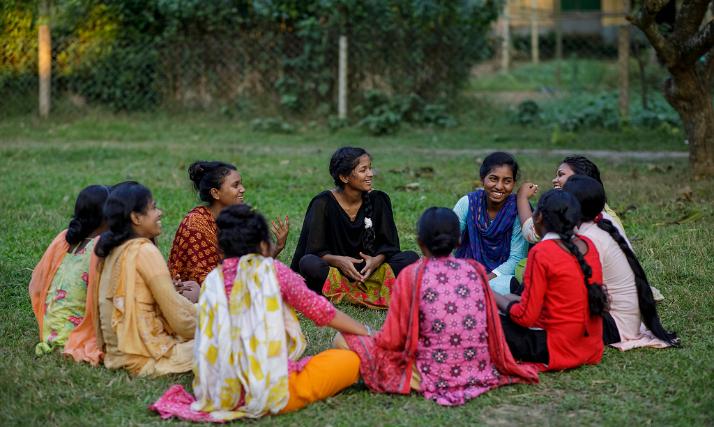 Rina und die anderen Auszubildenden im Caritas-Zentrum gehören indigenen Minderheiten an. Diese Menschen werden in Bangladesch vielfach diskriminiert.