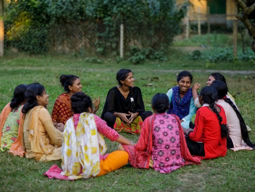 Rina und die anderen Auszubildenden im Caritas-Zentrum gehören indigenen Minderheiten an. Diese Menschen werden in Bangladesch vielfach diskriminiert.